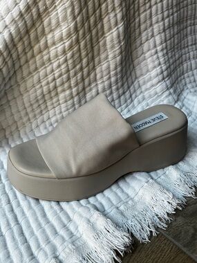 Steve Madden Slinky Slide Sandals - Cream Platform Slides